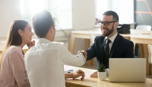 pareja recibiendo ayuda en una cooperativa de ahorro y crédito