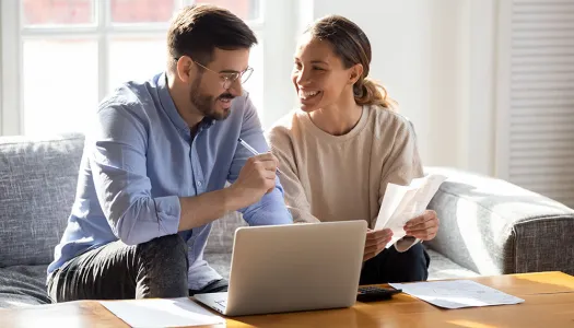 una pareja discutiendo sobre finanzas