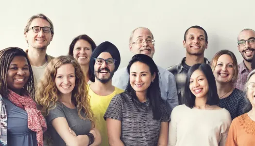 Un grupo diverso de gente sonriendo.