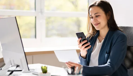 mujer que hace un depósito directo