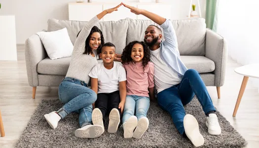 Familia sentada en la sala de estar