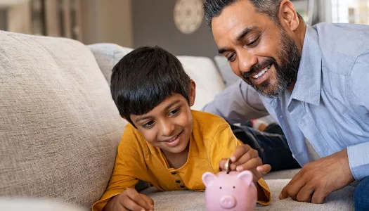 Un padre le enseña a su hijo a ahorrar dinero.