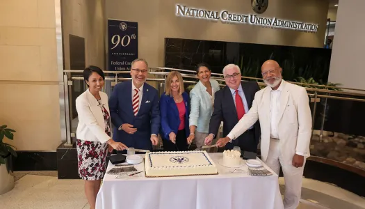 Corte de pastel por el 90.° aniversario de la NCUA