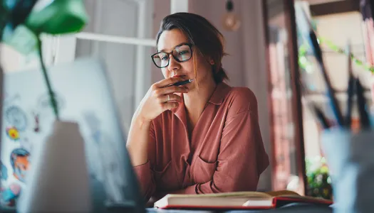 mujer mirando una computadora