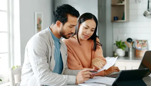 pareja evaluando sus finanzas en una computadora